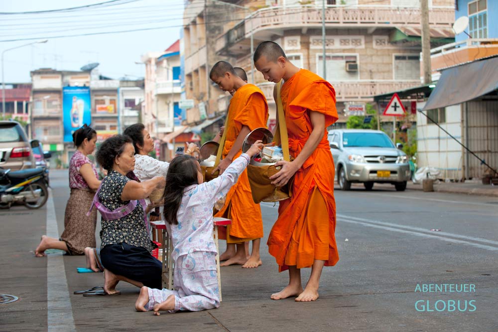 Tipps und Sehenswürdigkeiten für Pakse und das Bolaven-Plateau in Laos: Mönche beim Almosengang 
