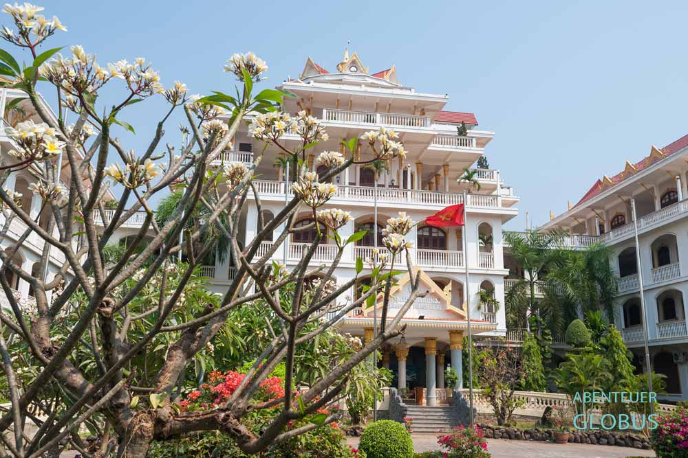 Tipps, Unterkünfte und Sehenswürdigkeiten für Pakse und das Bolaven-Plateau in Laos: Champasak Palace Hotel, der ehemalige Palast des Prinzen Boun Oum an der russischen Brücke. 