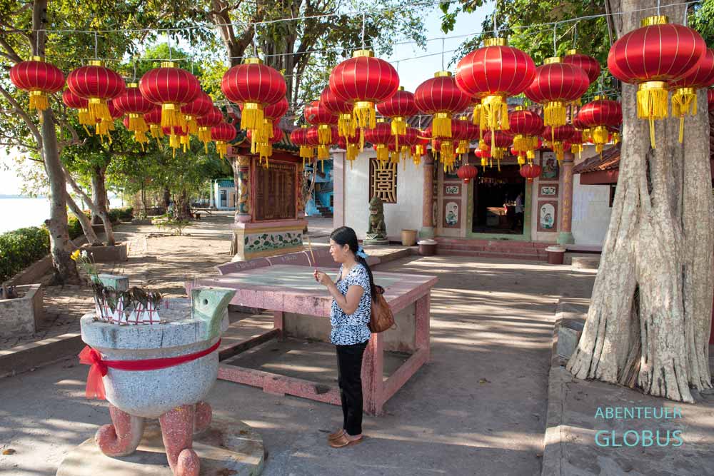 Betende im chinesischen Tempel Wat Jin (Wat Sopse) in Pakse