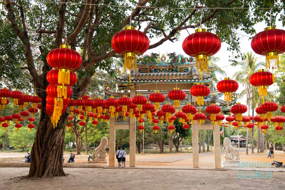 Tipps und Sehenswürdigkeiten für Pakse und das Bolaven-Plateau in Laos: Chinesischer Tempel Wat Jin (Wat Sopse) mit Lampions geschmückt.