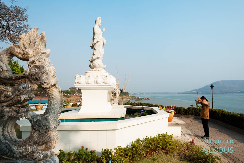 Chinesischer Tempel Wat Jin (Wat Sopse) befindet sich am Mekong in Pakse.