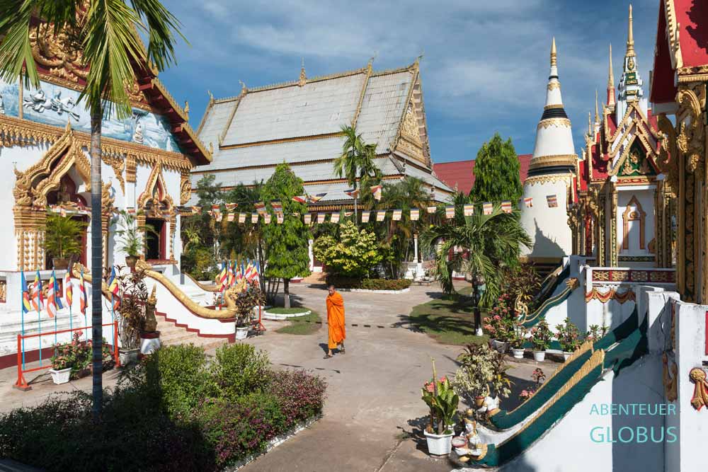 Tipps und Sehenswürdigkeiten für Pakse und das Bolaven-Plateau in Laos: Mönch im buddhistischen Tempel Wat Luang mit Mönchsschule