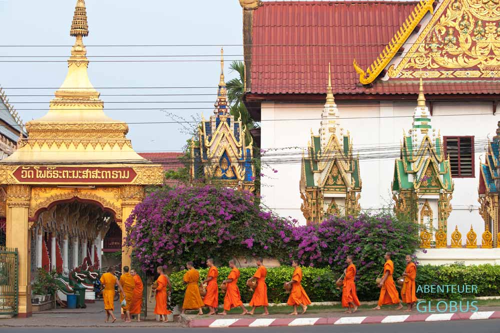 Pakse: Mönche am Tempeln Wat Luang