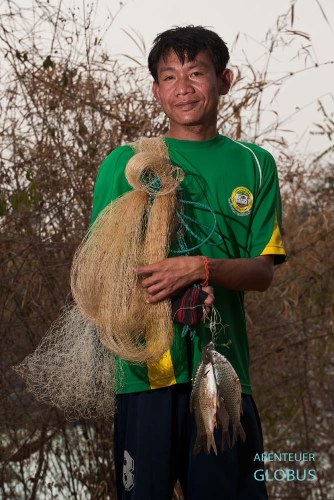 Fischer mit Tagesfang am Wasserfall Khon Phapheng