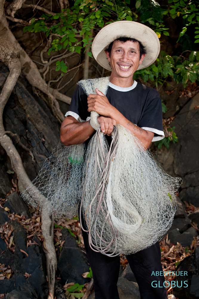 Fischer mit Wurfnetz an den Wasserfällen Khon Phapheng