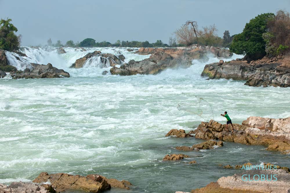 Fischer wirft sein Fangnetz am Wasserfall Khon Phapheng aus.