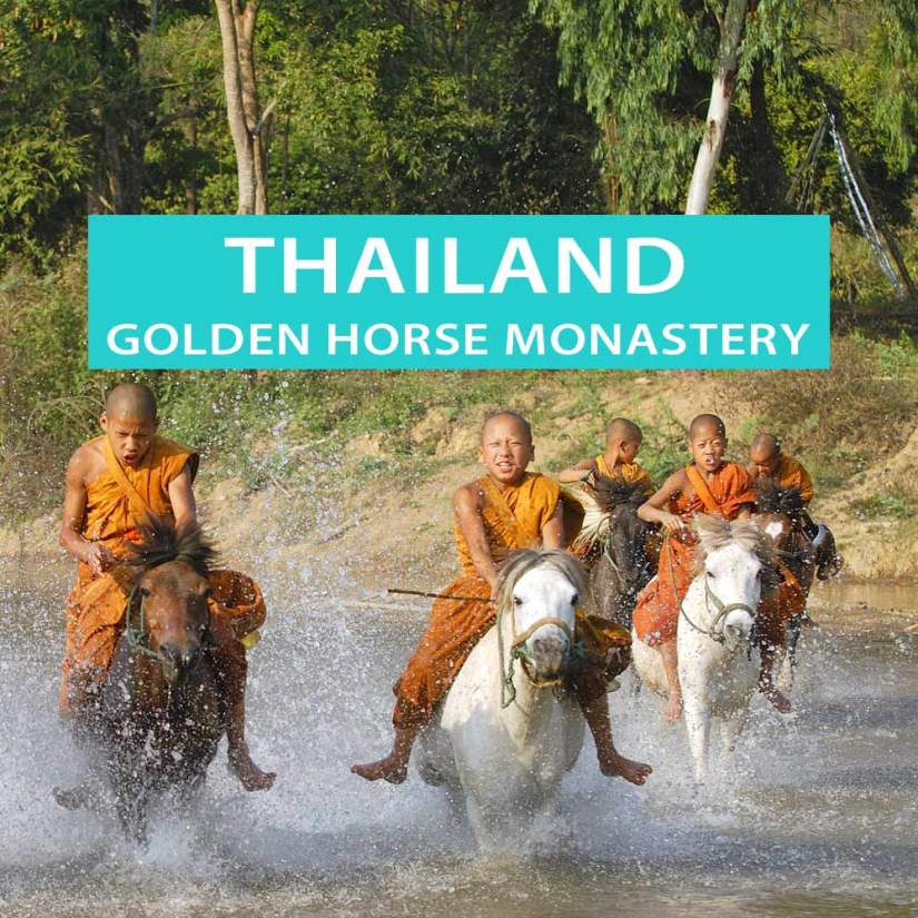 Thailand: Reitende Mönche vom Kloster das goldene Pferd (Golden Horse Monastery)