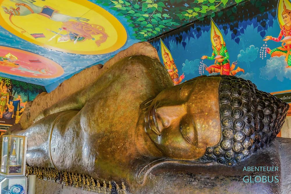 Angkor: Liegender Buddha im War Preah Ang Thom im Phnom Kulen Nationalpark