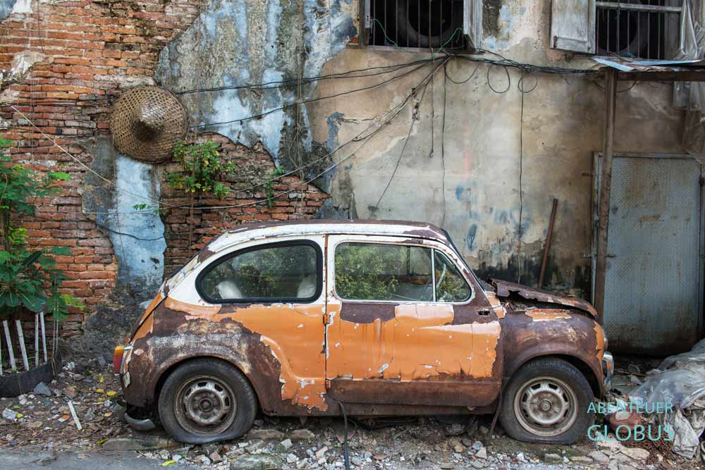 Viertel Talat Noi in Chinatown von Bangkok: Abgestellter und verrosteter Oldtimer Fiat 500