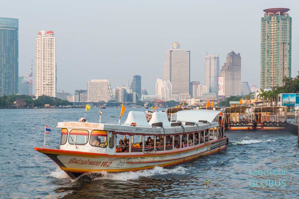 Öffentliche Verkehrsmittel in der Hauptstadt Bangkok: Expressboote bzw. Fährboote auf dem Fluss Chao Phraya