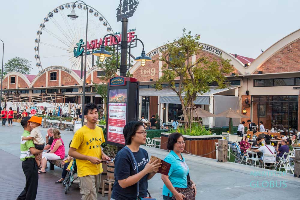 Thailand, Bangkok: Nachtmarkt Asiatique The Riverfront mit Riesenrad befindet sich am Chao Phraya Fluss.