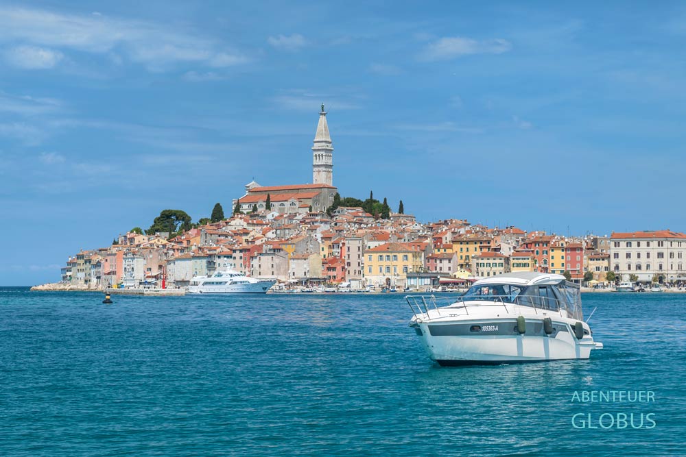 Kirche der Hl. Euphemia thront über der Altstadt von Rovinj in IStrien, Kroatien