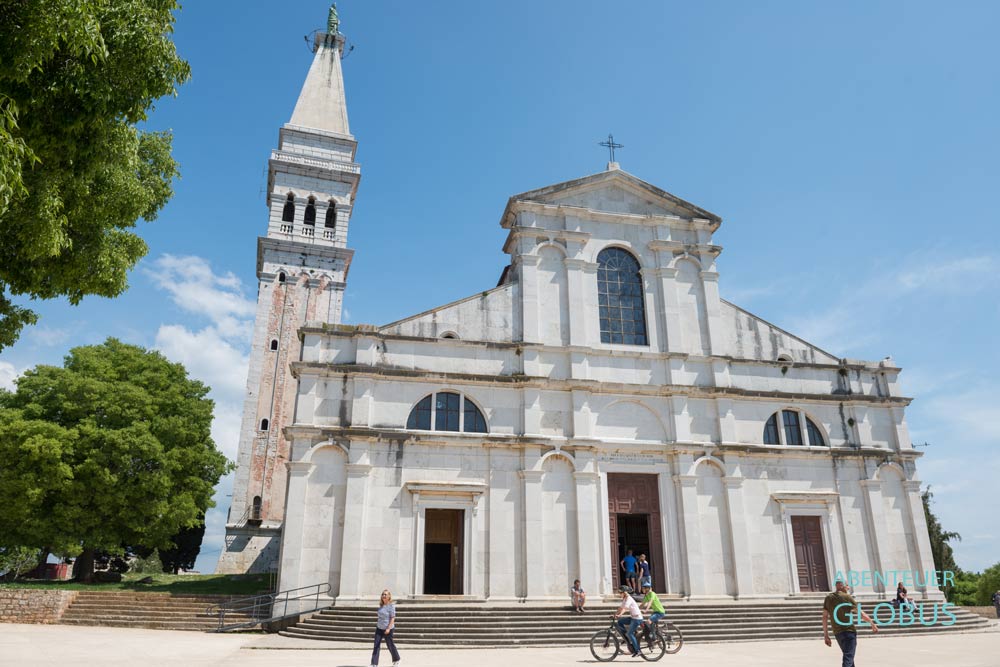 Sehenswürdigkeiten in Istrien, Kroatien: Kirche der Heiligen Euphemia thront auf einem Hügel über der Altstadt von Rovinj. 
