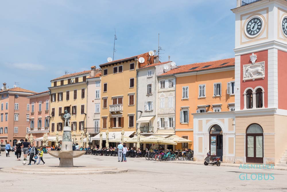 Hauptplatz Trg Marsala Tita mit Brunnen und Uhrturm in der Altstadt von Rovinj in Istrien, Kroatien