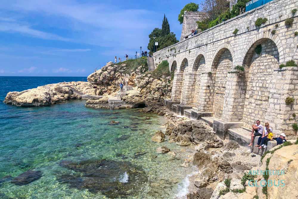 Stadtstrand Plaza Baluota liegt an der Altstadt von Rovinj auf der Halbinsel Istrien.