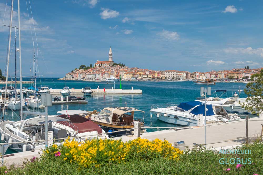 Halbinsel Istiren in Kroatien: Hafen Rovinj und Altstadt mit Kirche der Hl. Euphemia