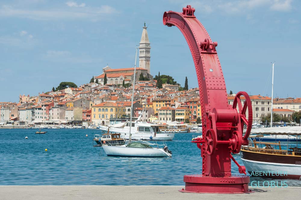 Kroatien, Halbinsel Istrien, Rovinj: Hafen und Altstadt mit Kirche der Heiligen Euphemia