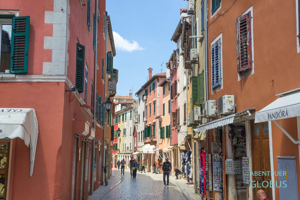 Altstadt von Rovinj in Istrien: Haupteinkaufsstraße Carrera mit vielen Boutiquen