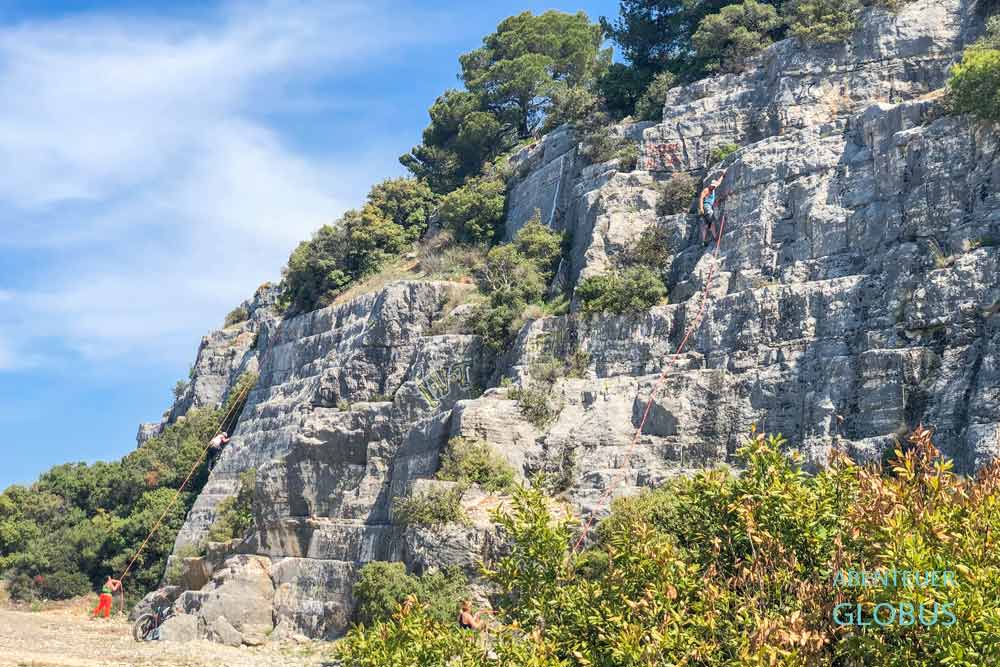 Klettern im alten Steinbruch im Waldpark am Golden Kap (Zlatni Rt) in Rovinj auf der Halbinsel Istrien
