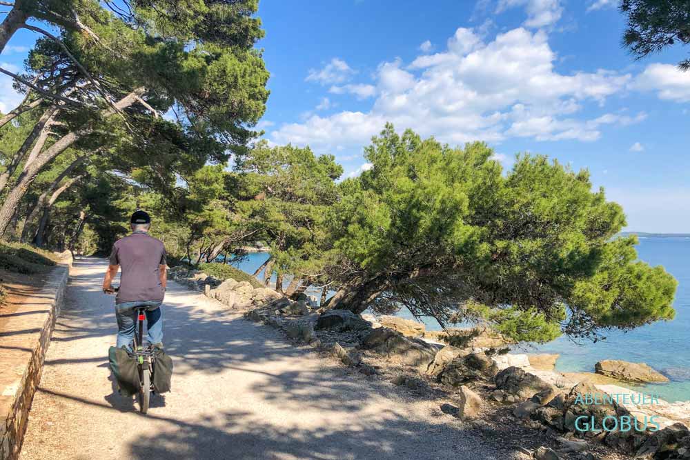Kroatien, Halbinsel Istrien, Rovinj: Entlang der Adriaküste gibt es herrliche Fahrradwege. 