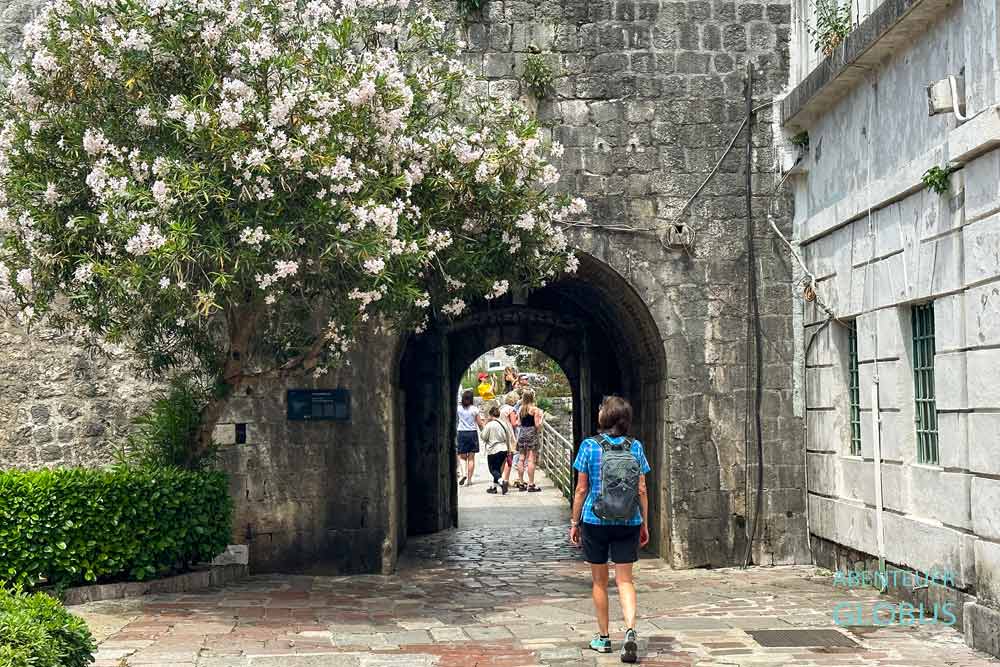 Nordtor, auch Flusstor, von der Stadtmauer in Kotors Altstadt