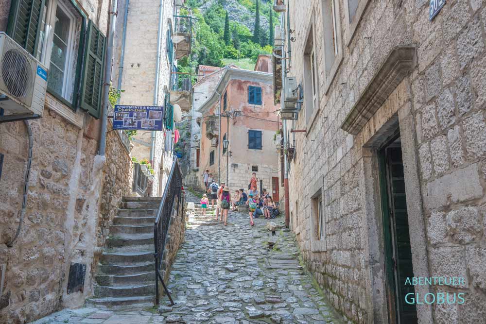 Gepflasterte Altstadtgasse in Kotor, Aufgang zur Festung Sveti Ivan