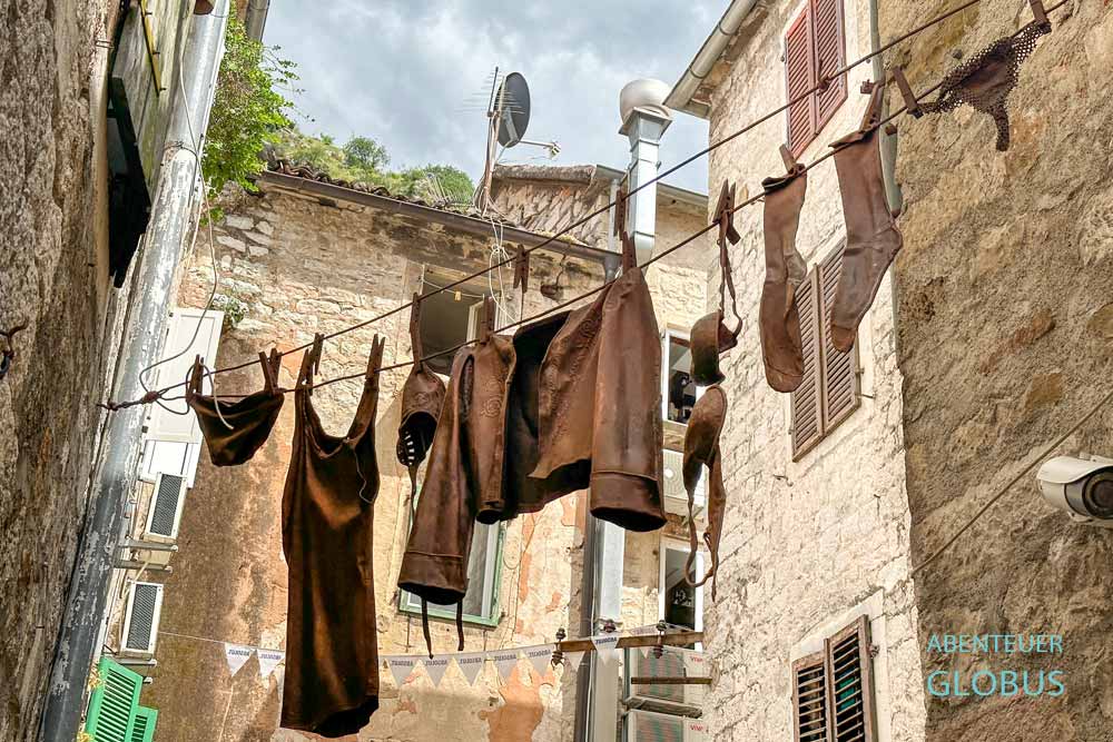 Kunstobjekte in einer Gasse der Altstadt von Kotor