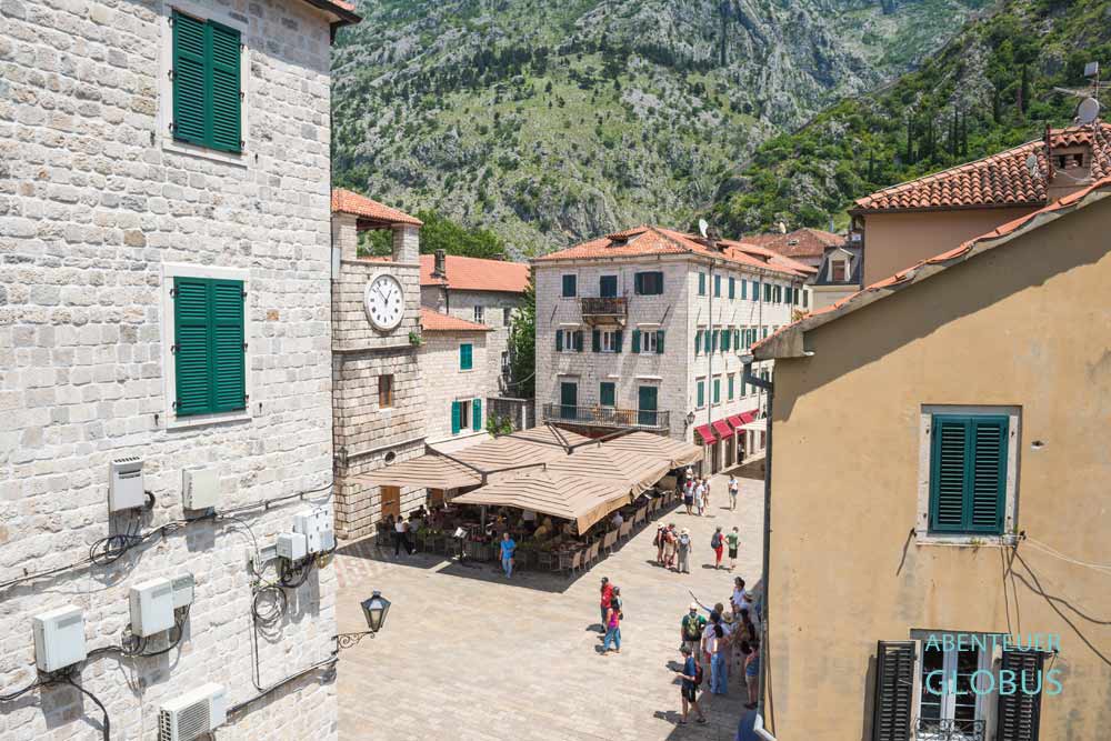 Hauptplatz Trg od Oruzja mit Uhrturm in Kotor
