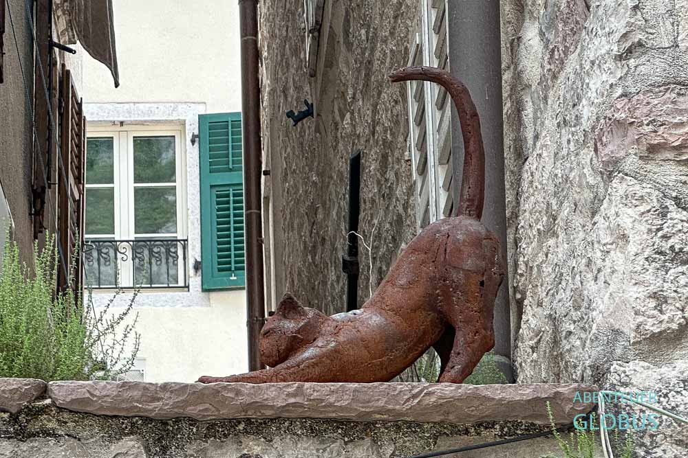 Steinmauer mit Katzen Skulptur in Kotor