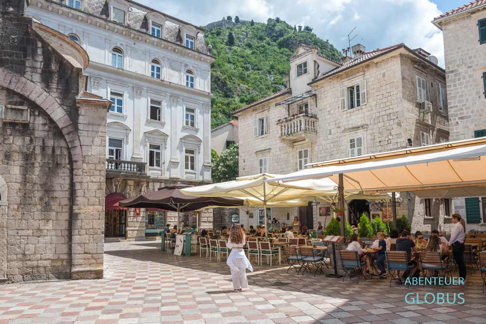 Platz Sveti Luke mit Lukaskirche in Kotor