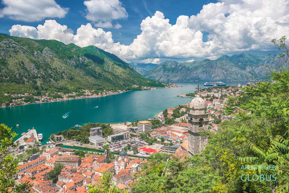 Aussicht von der Festung Sveti Ivan (St. John oder San Giovanni) auf die Altstadt von Kotor und die Kotor-Bucht