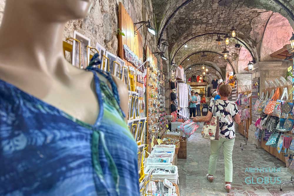 Souvenirverkauf im Kotor Basar in der Altstadt von Kotor