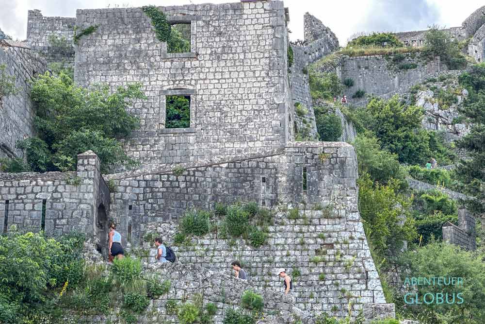 Bollwerke, Bastionen und Ruinen auf dem Weg zur Festung St. John (Sveti Ivan) 