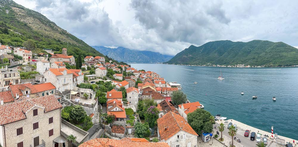 Altstadt von Perast inmitten der Bucht von Kotor