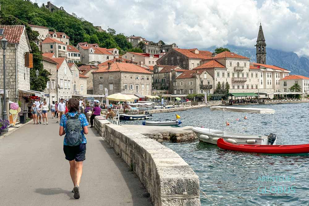 Touristen auf der Uferpromenade in Perast