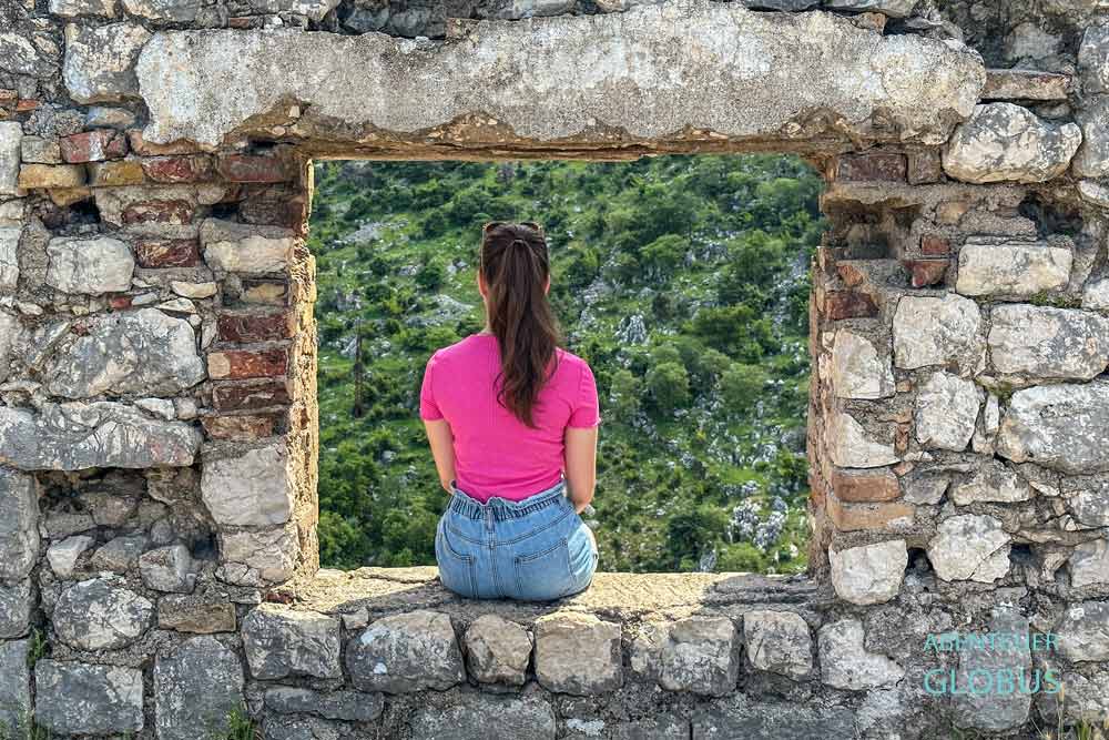 Touristin im Fort St. John in Kotor