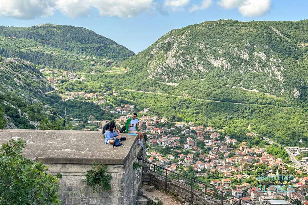 Blick von der Festung St. John (Sveti Ivan) auf das moderne Kotor 