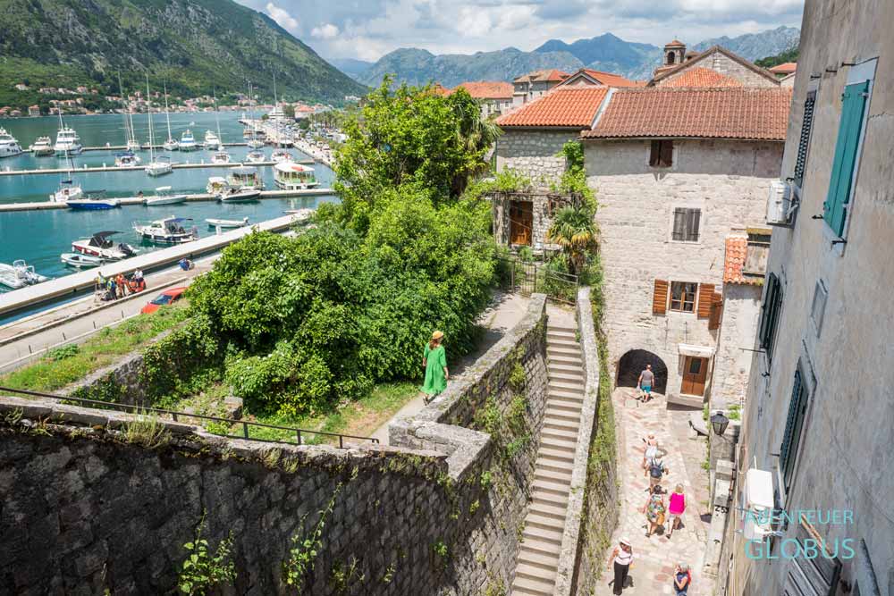Stadtmauer und Hafen von der Stadt Kotor an der Kotor-Bucht