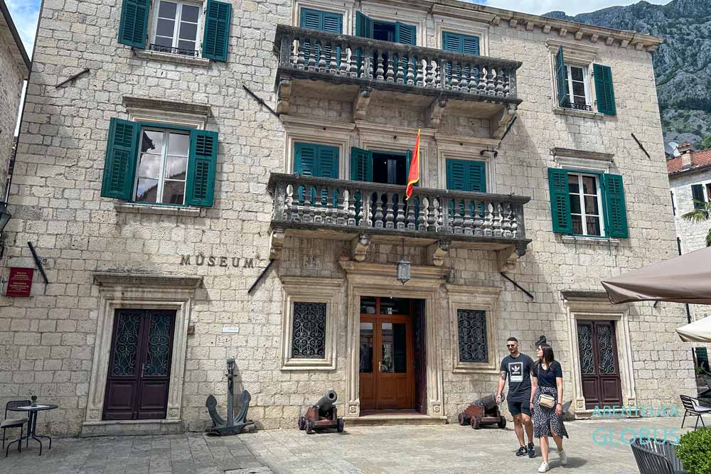 Schifffahrtsmuseum im Grgurina Palast in der Altstadt von Kotor