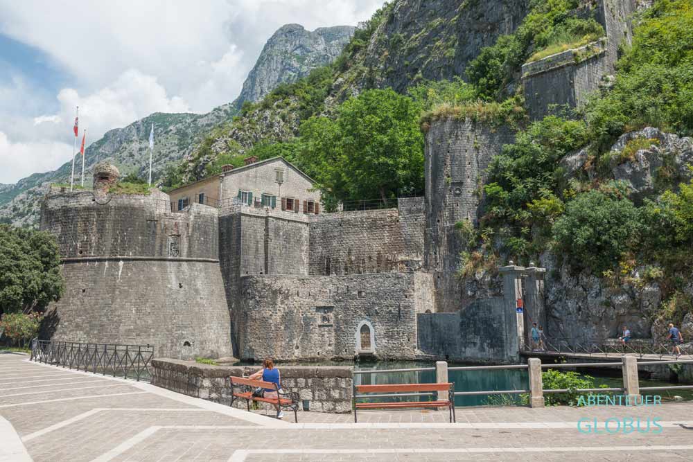 Stadtmauer mit Gurdic Bastion und Gurdic-Tor im Süden von der Altstadt Kotor