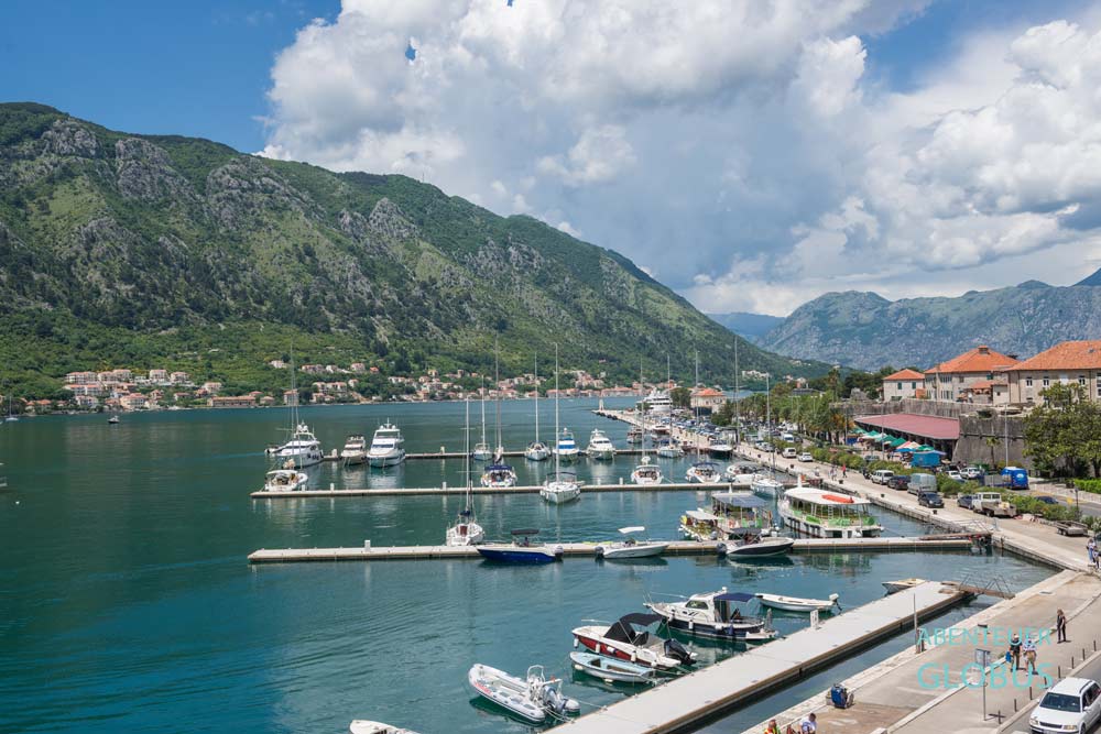 Uferpromenade, Stadtmauer und Hafen in Kotor