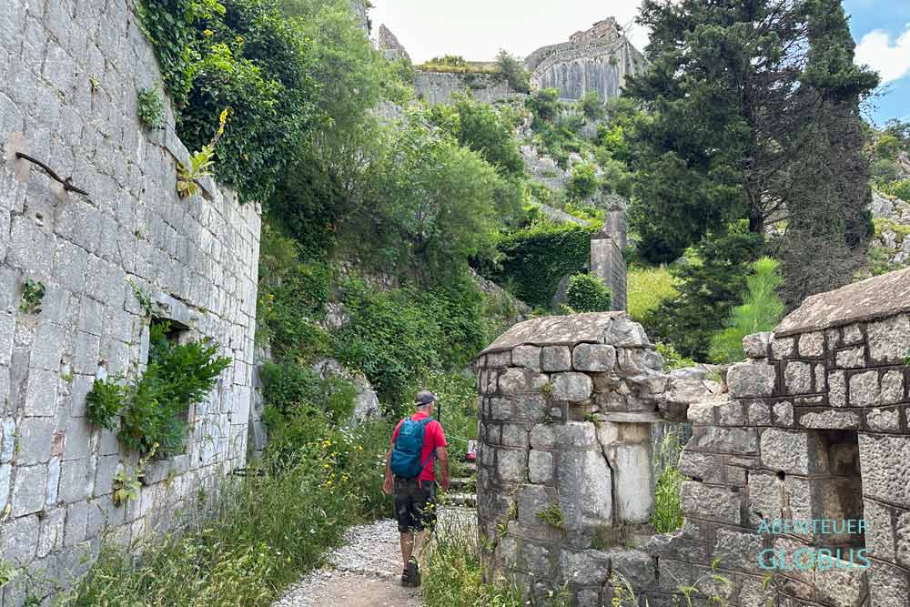 Aufstieg mit Bastionen und Bollwerken zur Festung St. John (Fort Sveti Ivan)