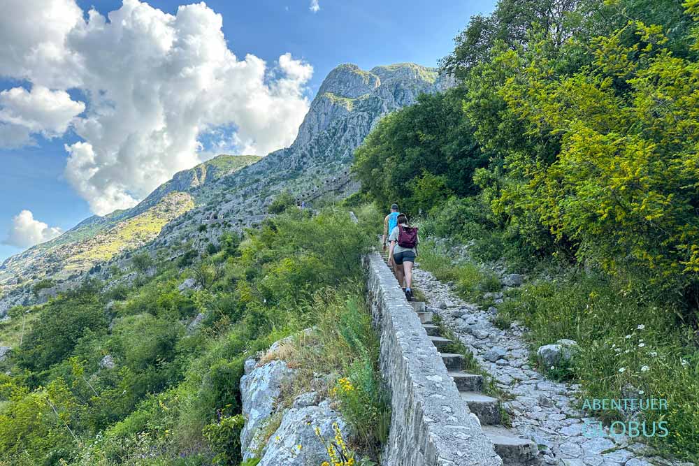 Weg mit 1.350 Steinstufen zur Festung Sveti Ivan in Kotor