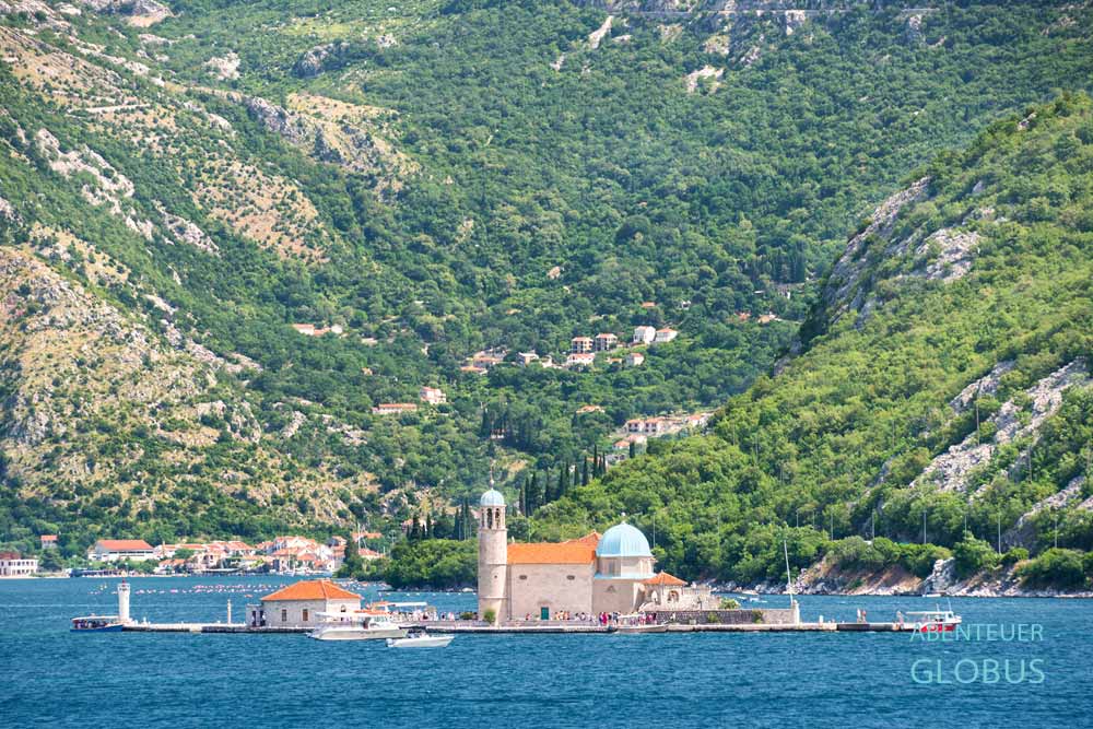 Insel Gospa od Skrpjela (Lady of the Rocks) bei Perast in der Bucht von Kotor