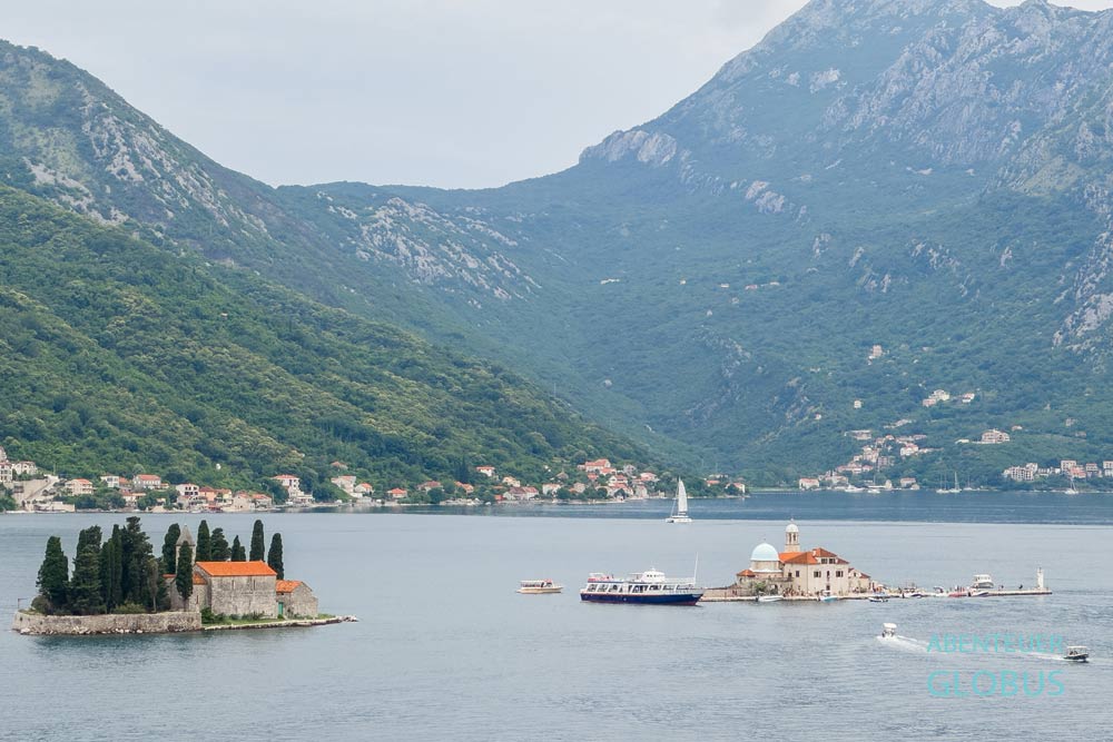 Inseln Gospa od Skrpjela (Maria vom Felsen) und Sveti Dorde (Hl. Georg) vor Perast in der Bucht von Kotor