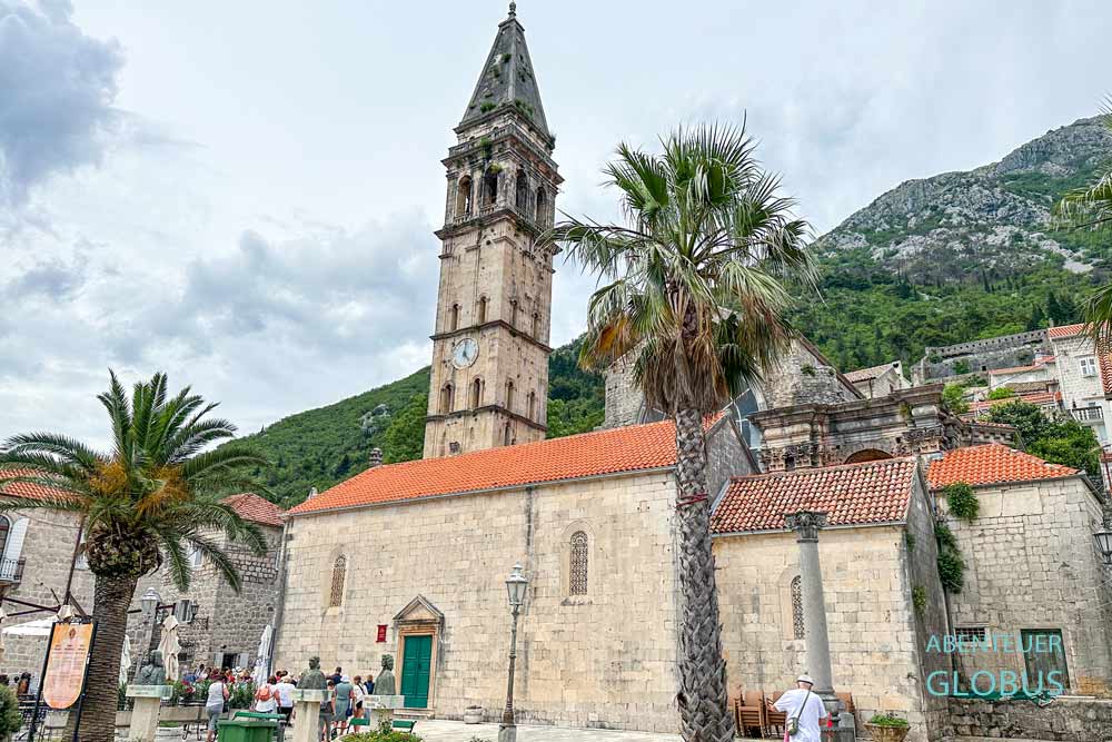 Kirche des Heiligen Nikolaus mit Glockenturm in Perast