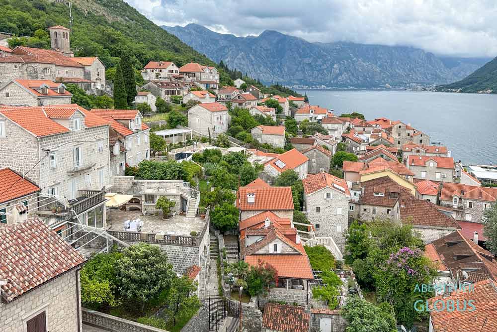 Ausblick vom Uhrturm der Kirche des Hl. Nikolaus auf die Altstadt von Perast