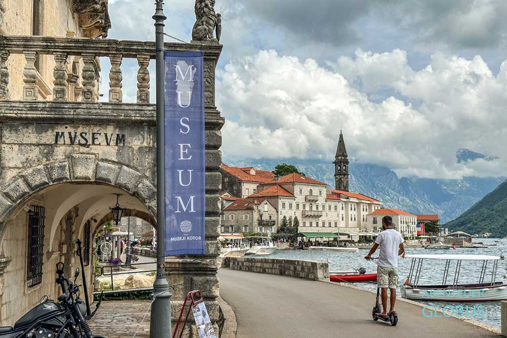 Palast Bujovic mit Stadtmuseum in Perast