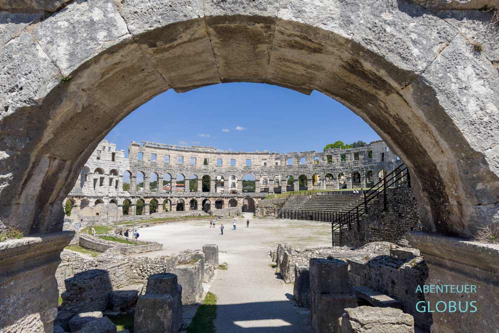 Besucher im Römischen Amphitheater in Pula