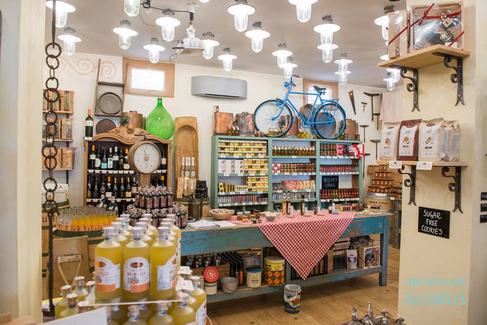 Spezialitätenverkauf aus Istrien im Geschäft AURA am Sergierbogen in Pula